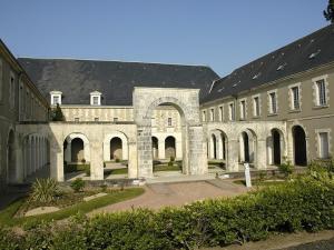 レ・サ​​ーブル・ドロンヌにあるAppartement Les Sables-d'Olonne, 3 pièces, 5 personnes - FR-1-92-561のアーチと中庭のある大きな石造りの建物
