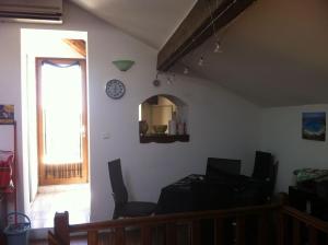 ein Wohnzimmer mit einem Stuhl und einem Spiegel in der Unterkunft 0170 m de la plage in La Ciotat
