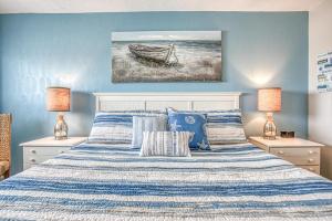 - une chambre avec un lit et un bateau dans l'établissement Oceanfront Condo #1125 at Summit, à Panama City Beach 39 autres photos