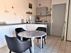 Appartement Banyuls-sur-Mer, 2 pièces, 4 personnes - FR-1-309-2にあるキッチンまたは簡易キッチン