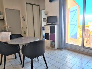Appartement Banyuls-sur-Mer, 2 pièces, 4 personnes - FR-1-309-2にあるテレビまたはエンターテインメントセンター
