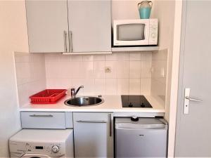 Appartement Banyuls-sur-Mer, 2 pièces, 4 personnes - FR-1-309-2にあるキッチンまたは簡易キッチン