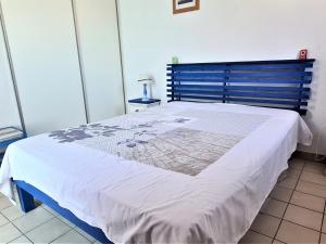 バニュルス・シュル・メールにあるAppartement Banyuls-sur-Mer, 2 pièces, 4 personnes - FR-1-309-2のベッドルーム1室(青いヘッドボード付きのベッド1台付)