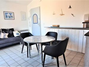バニュルス・シュル・メールにあるAppartement Banyuls-sur-Mer, 2 pièces, 4 personnes - FR-1-309-2のキッチン、リビングルーム(テーブル、椅子付)