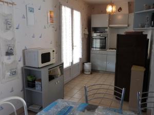 Maison La Tranche-sur-Mer, 3 pièces, 4 personnes - FR-1-194-116にあるキッチンまたは簡易キッチン