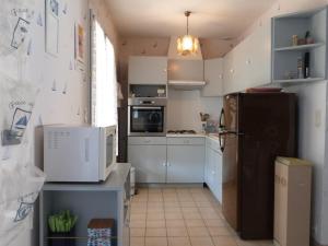 Maison La Tranche-sur-Mer, 3 pièces, 4 personnes - FR-1-194-116にあるキッチンまたは簡易キッチン