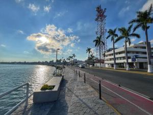 um passeio ao lado de uma massa de água com um edifício em Best Western Riviera Tuxpan em Tuxpan de Rodríguez Cano