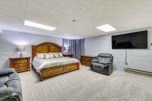 1 dormitorio con 1 cama, 2 sillas y TV en Expansive Fayetteville Retreat 11 Mi to U of A! en Fayetteville