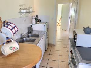 Appartement Camaret-sur-Mer, 2 pièces, 2 personnes - FR-1-370-14にあるキッチンまたは簡易キッチン