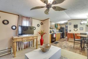 Kuchyň nebo kuchyňský kout v ubytování Bonneau Vacation Rental with Private Yard!