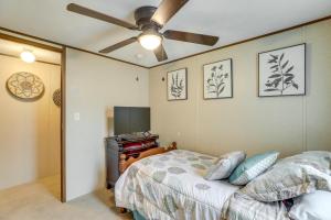 una camera con letto e ventilatore a soffitto di Bonneau Vacation Rental with Private Yard! a Bonneau