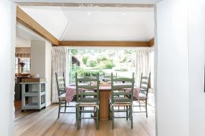 a dining room with a table and chairs at Robin Cottage in Chipping Campden