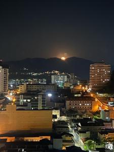 Blick auf die Stadt in der Nacht mit Lichtern in der Unterkunft Flat em São Lourenço in São Lourenço