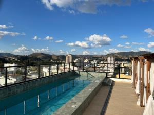 a swimming pool on the roof of a building at Flat em São Lourenço in São Lourenço