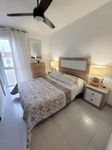 um quarto com uma cama e uma ventoinha de tecto em "Rooftop One" jacuzzi - plein sud - 2 chambres sur les canaux em Empuriabrava