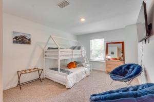 Poschodová posteľ alebo postele v izbe v ubytovaní Spacious Freeport Home with Deck and 2 Living Areas!