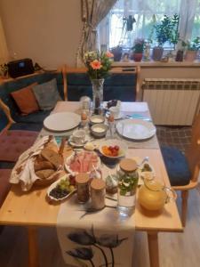 una mesa con platos de comida encima en Zu Hause am Bach, en Aggsbach
