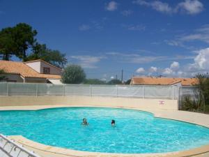 ラ・トランシュ・シュル・メールにあるMaison La Tranche-sur-Mer, 2 pièces, 4 personnes - FR-1-194-184の大型スイミングプールでのスイミング(2名分)