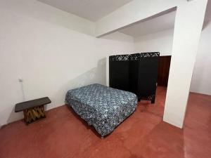テコマンにあるLa Casa Blancaのベッドルーム1室(ベッド1台、ベンチ付)