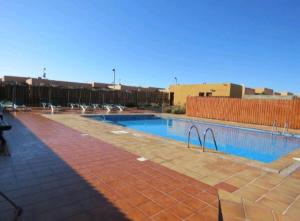 una gran piscina en un edificio en Casa del Sol, en Corralejo
