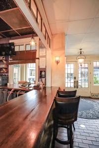 The Charlotte Hotel & Restaurant في Onancock: بار كبير مع كونتر خشبي في الغرفة