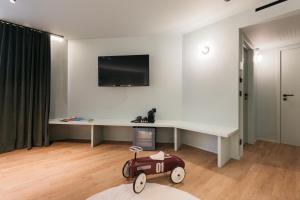 a white room with a desk and a toy car at Maison Arya in Brussels