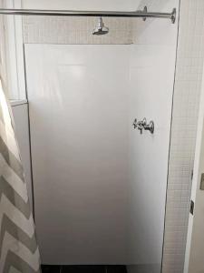 - białą kabinę prysznicową w łazience w obiekcie PROMO!!! 2-Bedroom Home Near Airport, Train Station! w Melbourne