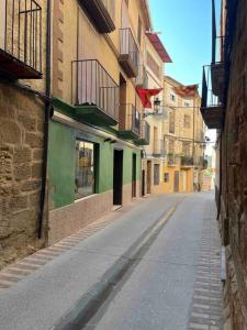 una calle vacía en una ciudad con edificios en Studio Maella, en Maella