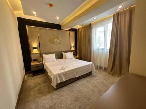 sypialnia z łóżkiem i dużym oknem w obiekcie Istanblu Hotel Ataşehir w Stambule
