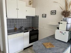 Kuchyň nebo kuchyňský kout v ubytování Fort-Mahon-Plage: Studio balcon, équipements complets, parking privé - FR-1-482-12 + 7 fotografií