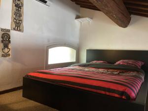 Schlafzimmer mit einem großen Bett und einem Fenster in der Unterkunft Le Cardinale - Un Voyage en Provence - 2 chambres avec parking in Aix-en-Provence