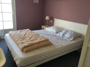 1 cama no hecha en un dormitorio con en Maison Fort-Mahon-Plage, 3 pièces, 4 personnes - FR-1-482-39, en Fort-Mahon-Plage