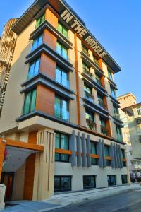 - un bâtiment avec des balcons sur le côté dans l'établissement İn The Middle Hotel, à Antalya