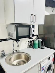 Küche/Küchenzeile in der Unterkunft Neuwertiges Apartment mit schnellem WLAN, Glasfaser, Kostenlose Privatparkplatz auch für Transporter geeignet R21
