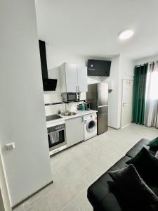 Η κουζίνα ή μικρή κουζίνα στο Neuwertiges Apartment mit schnellem WLAN, Netflix, Glasfaser, Kostenlose Privatparkplatz auch für Transporter geeignet R21