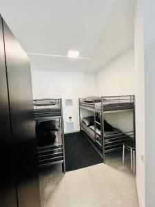 Krevet ili kreveti na kat u jedinici u objektu Neuwertiges Apartment mit schnellem WLAN, Glasfaser, Kostenlose Privatparkplatz auch für Transporter geeignet R21