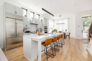 ナッシュビルにあるExtra Spacious 4 Bed / 4.5 Bath Music Row Homeのキッチン(白いキャビネット、白いカウンタートップ付)
