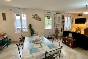salon ze stołem i kanapą w obiekcie Gîte Etienne Marie w mieście Le Crotoy +6 zdjęć