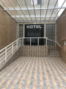 瓜鲁柳斯Attriun Hotel的酒店建筑内部景观