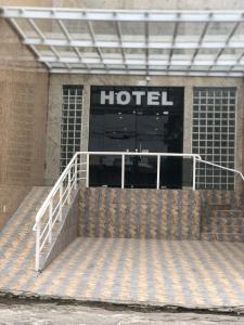 un edificio de hotel con escaleras frente a un edificio en Attriun Hotel, en Guarulhos