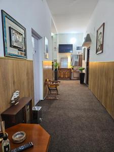 um escritório com um corredor com uma secretária e uma cadeira em Prenociste Nikolas Grand em Smederevo