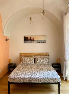 um quarto com uma cama num quarto em In The Heart Of Naples em Nápoles