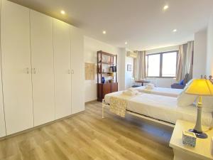 1 dormitorio con 1 cama y escritorio con lámpara en Armação de Pêra Ocean Breeze by Homing en Armação de Pêra