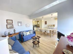 - un salon avec un canapé bleu et une table dans l'établissement Armação de Pêra Ocean Breeze by Homing, à Armação de Pêra