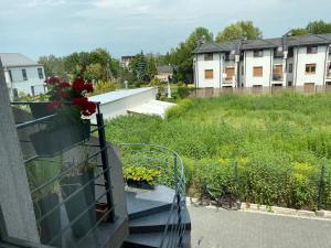 棟布羅瓦古爾尼恰的住宿－Homestay，建筑一侧带鲜花的阳台