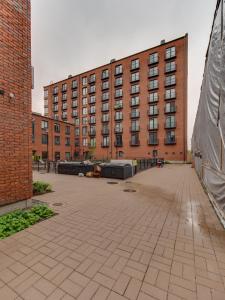 un grand bâtiment en briques devant un bâtiment dans l'établissement SPOT Apartments - Turun satama, à Turku