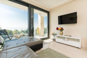 A seating area at Club Panorama Lake View Apartment