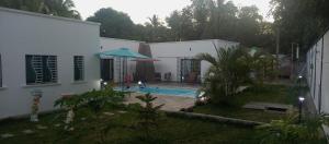 a house with a swimming pool in a yard at Villa sakinu in Mahajanga