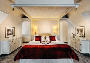 een slaapkamer met een groot bed en 2 dressoirs bij Romantik Berghotel Astenkrone in Winterberg