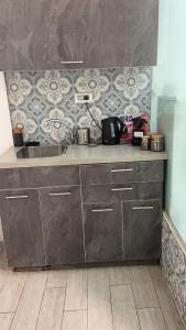 a kitchen with a sink and a counter top at דירת סטודיו גן יפיפיה קרובה לים in Tel Aviv
